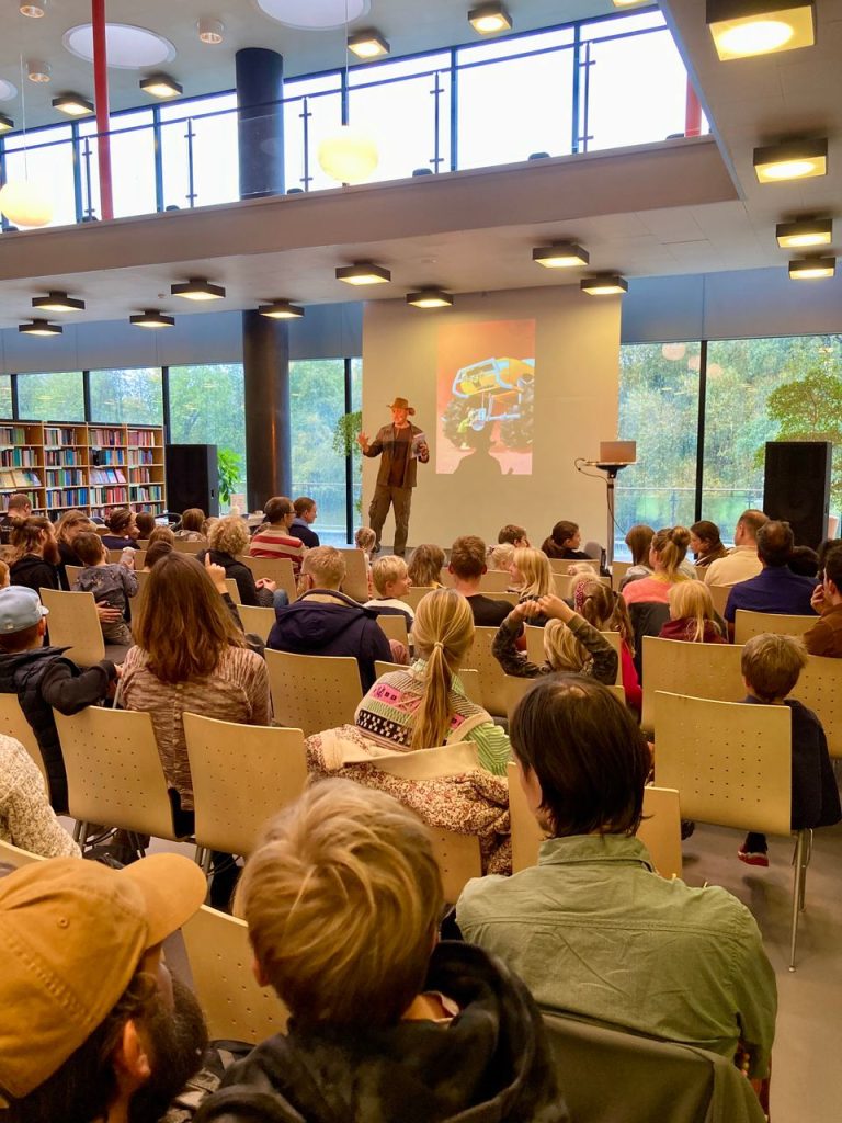 Foto fra sidste års Faglitterær Festival 2025, hvor Kristian Gintberg fortalte om sin bog 'Kristian på sporet af klimaet' Stadsbiblioteket i Lyngby
